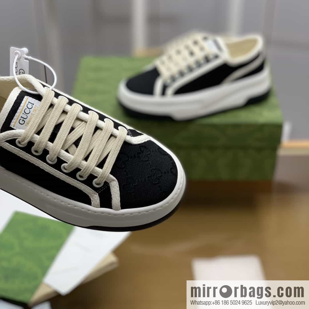 Gucci Gucci uses black classic GG canvas to make women's sports and leisure platform shoes