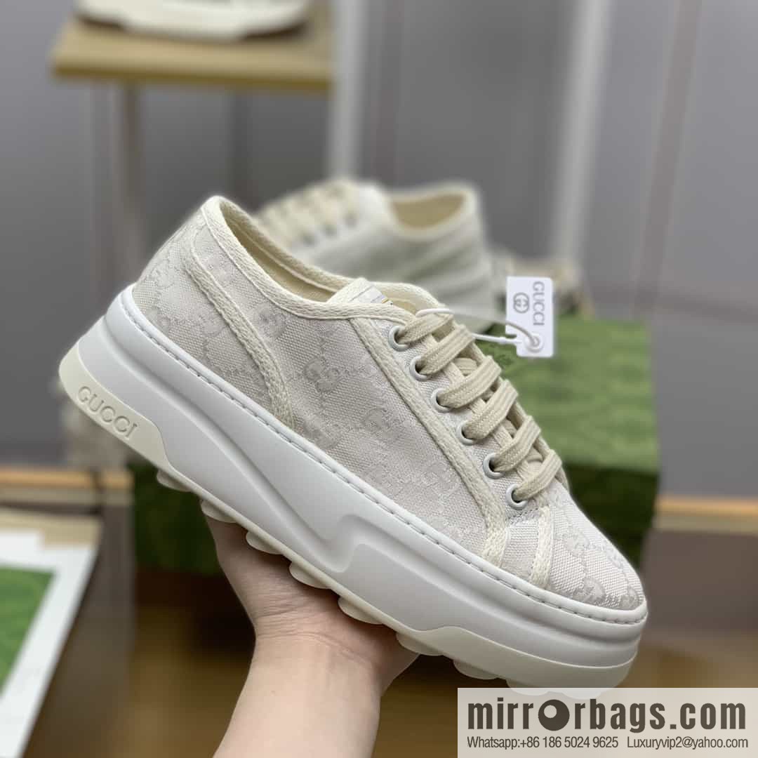 Gucci Gucci uses black classic GG canvas to make women's sports and leisure platform shoes