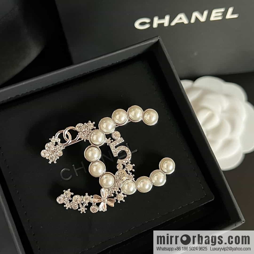 New ☑️ Chanel double c four-leaf clover 5 and a half pearl brooch