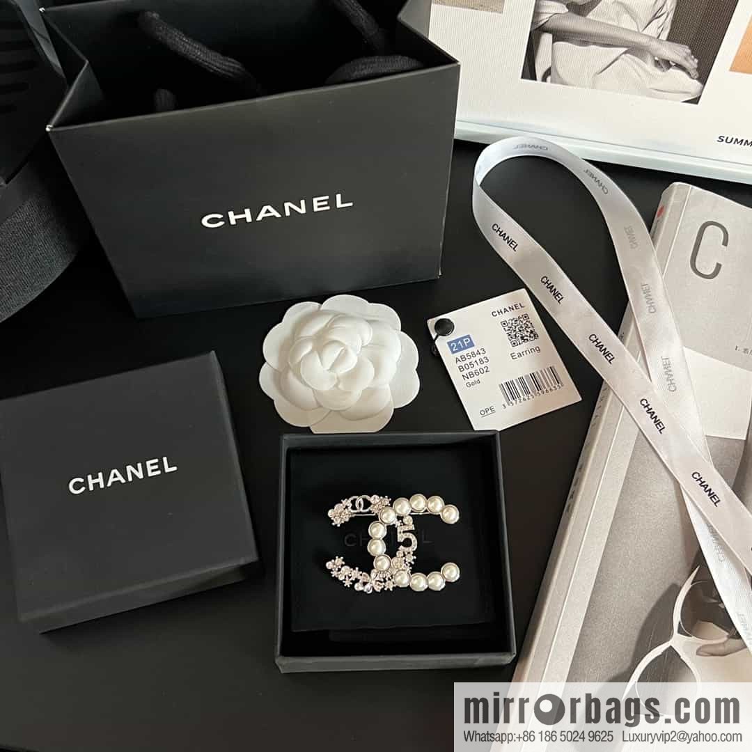 New ☑️ Chanel double c four-leaf clover 5 and a half pearl brooch