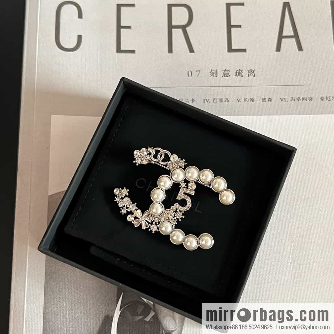 New ☑️ Chanel double c four-leaf clover 5 and a half pearl brooch