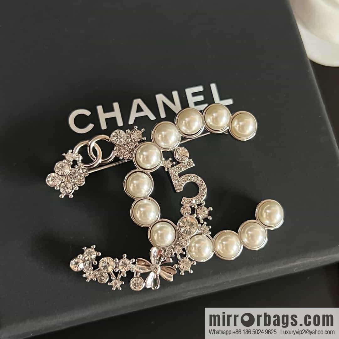 New ☑️ Chanel double c four-leaf clover 5 and a half pearl brooch