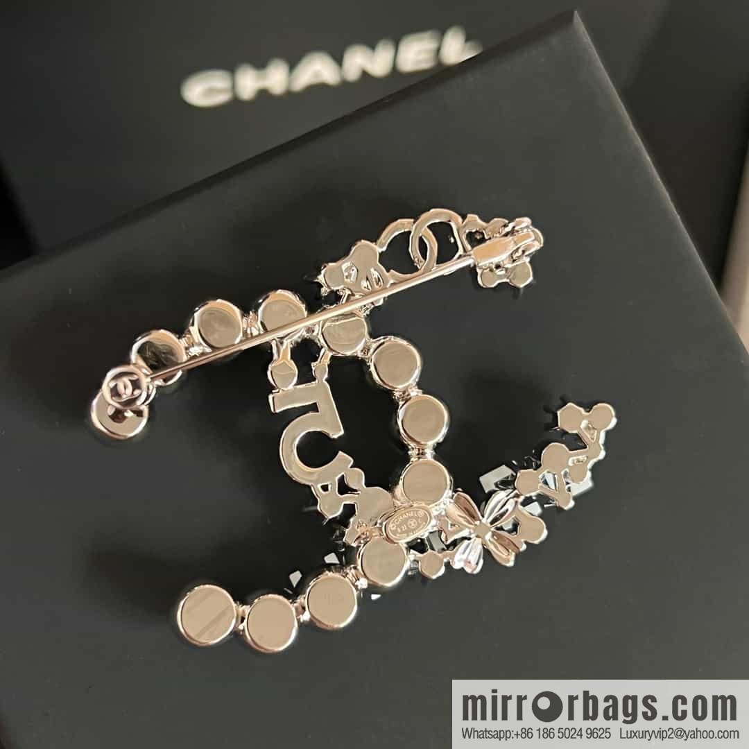 New ☑️ Chanel double c four-leaf clover 5 and a half pearl brooch