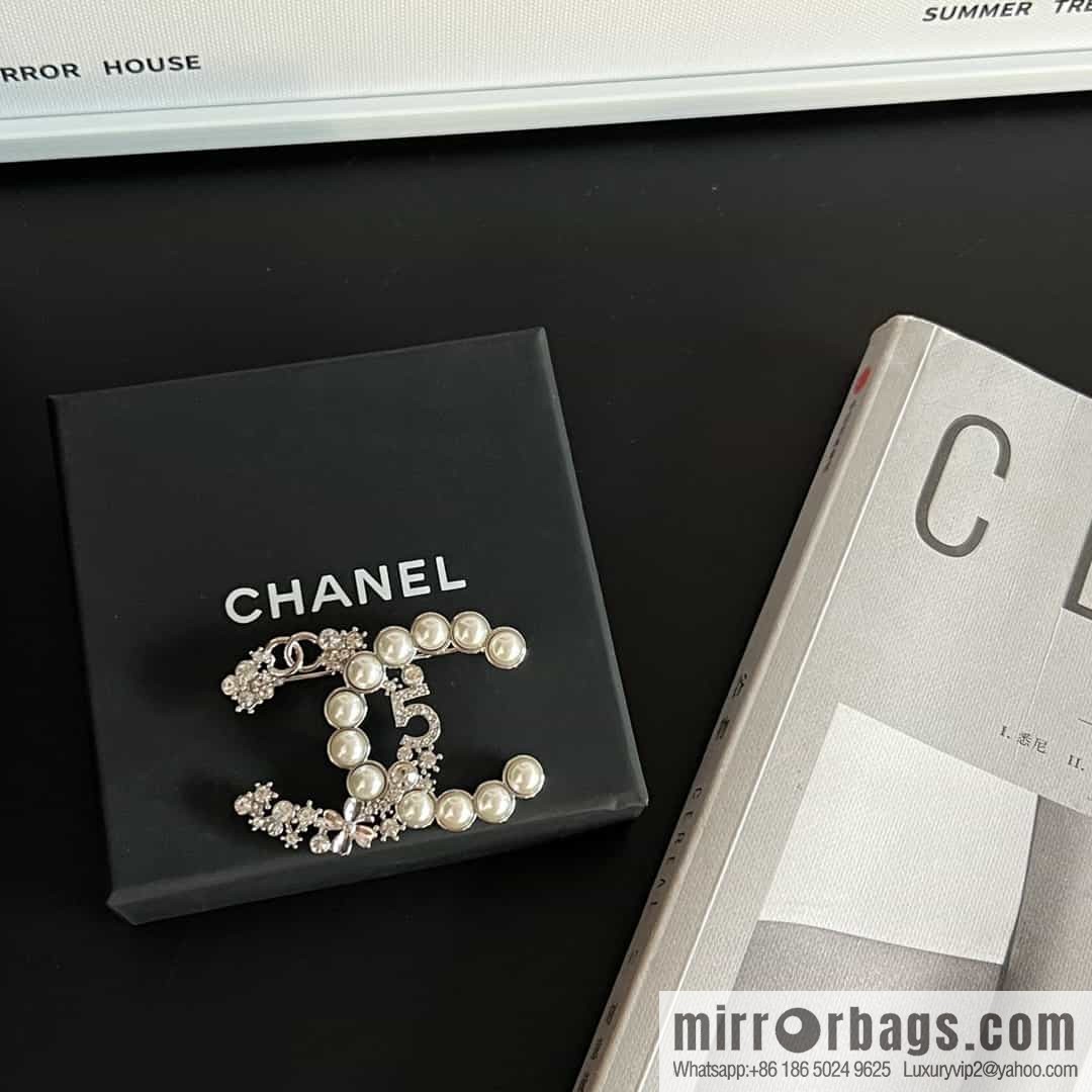 New ☑️ Chanel double c four-leaf clover 5 and a half pearl brooch
