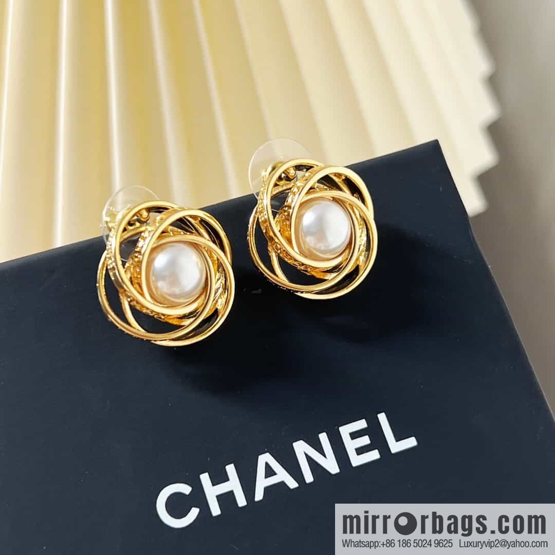 New ☑️ Chanel gold pearl stud earrings