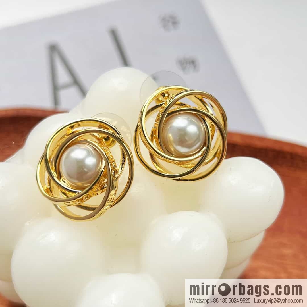 New ☑️ Chanel gold pearl stud earrings