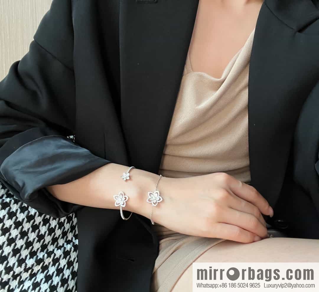 GRAFF Triple flower bracelet