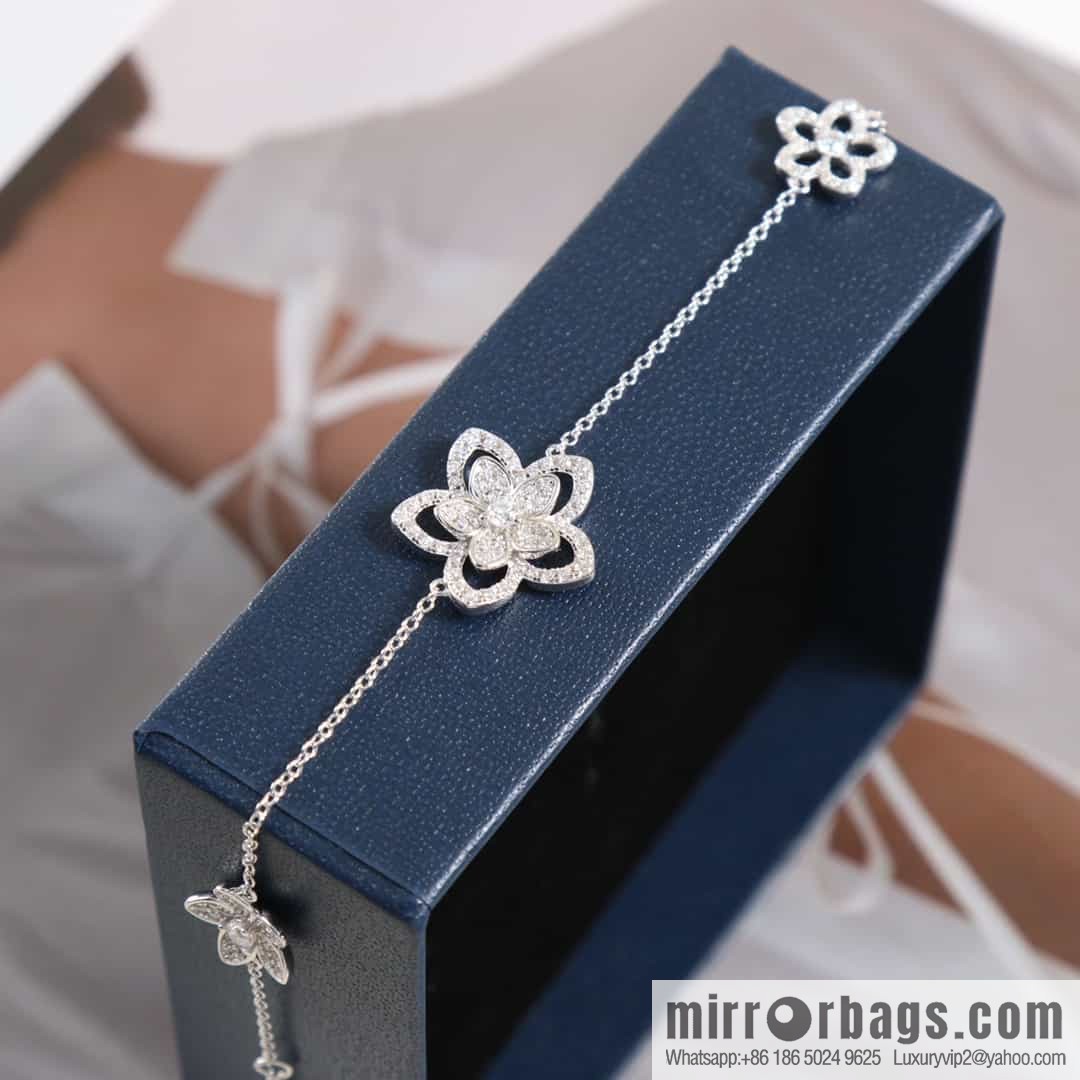 GRAFF Triple flower bracelet