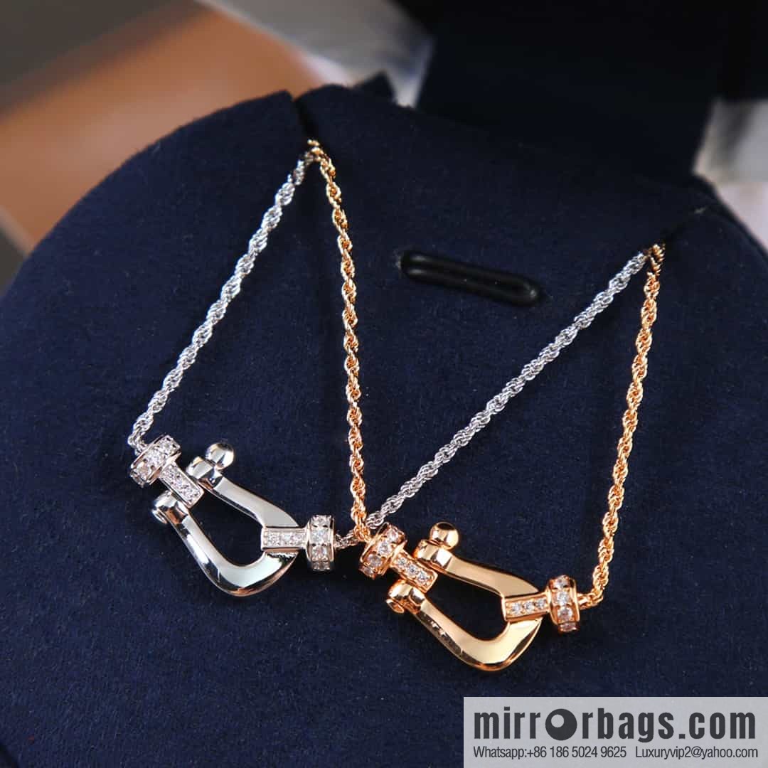 Fred horseshoe necklace