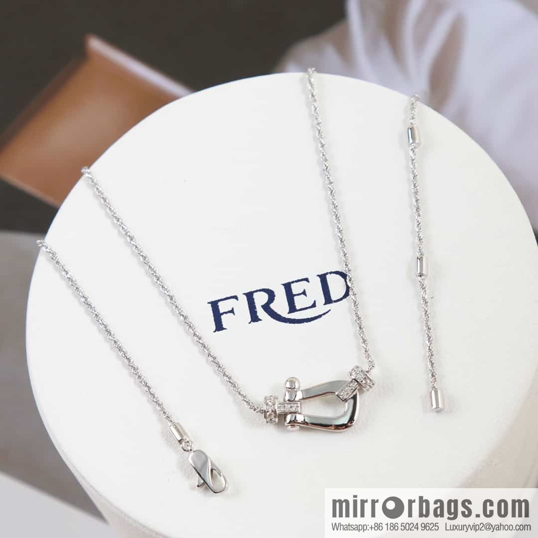 Fred horseshoe necklace