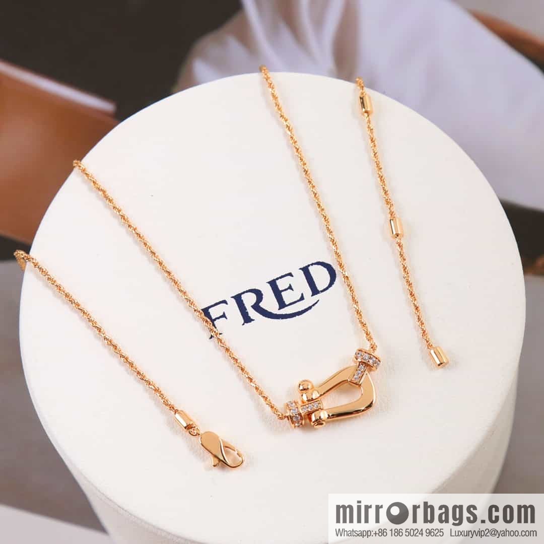 Fred horseshoe necklace