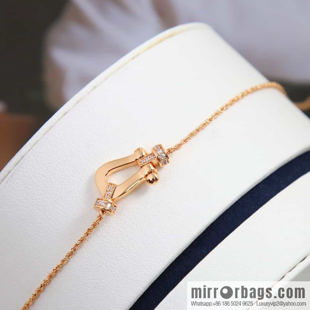 Fred horseshoe necklace