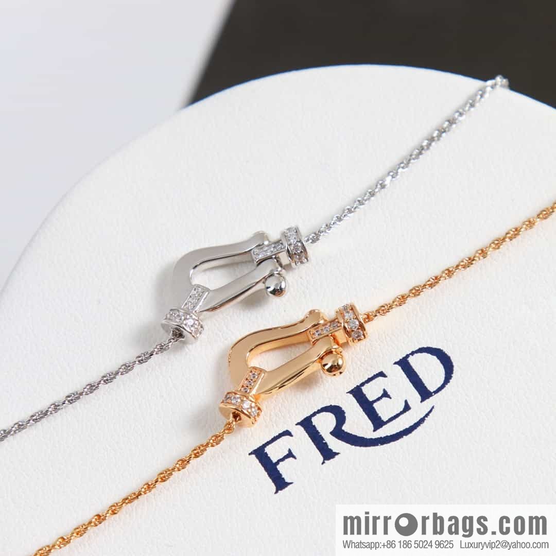 Fred horseshoe necklace