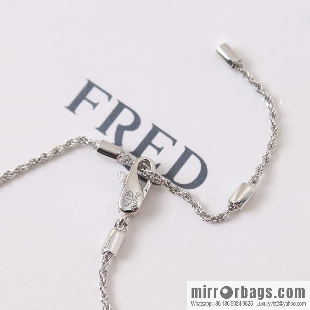 Fred horseshoe necklace