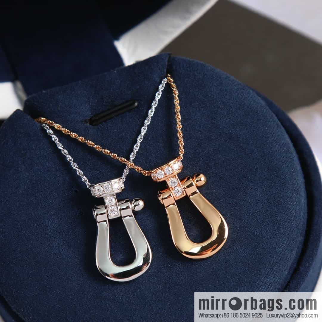 Fred horseshoe necklace