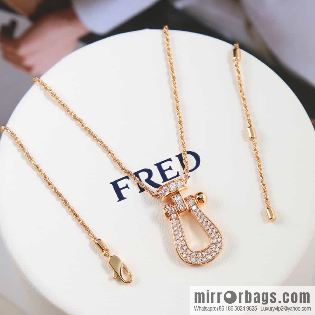 Fred horseshoe necklace