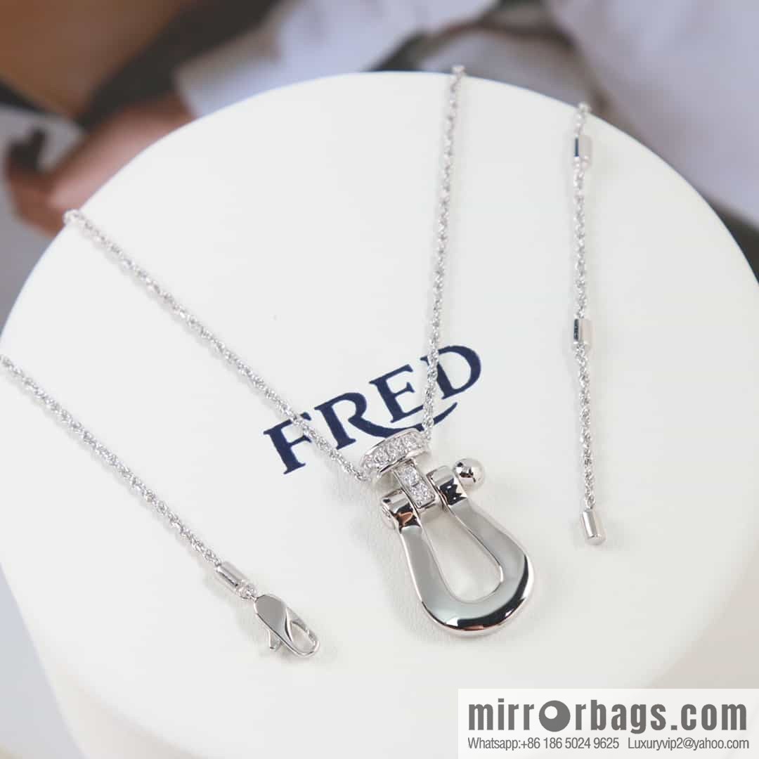 Fred horseshoe necklace