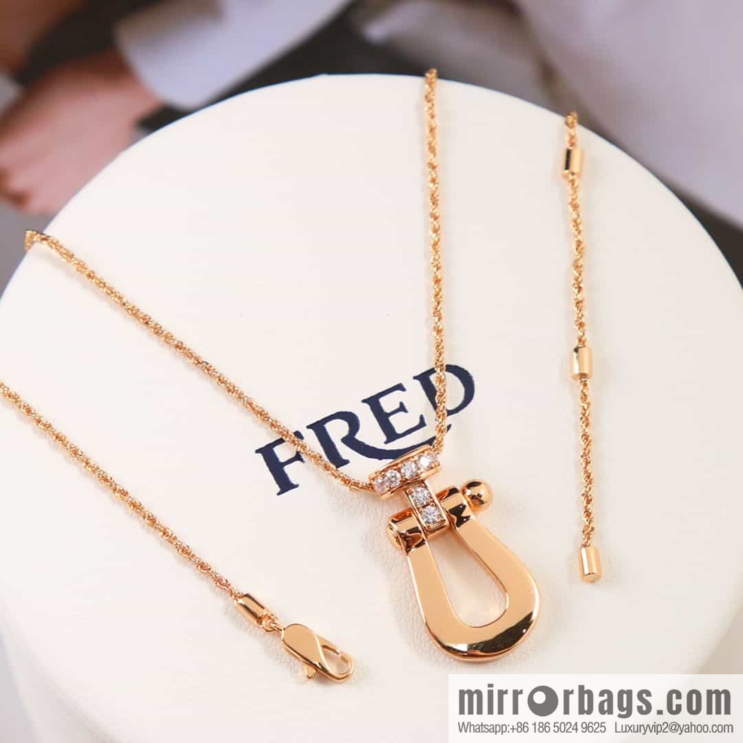 Fred horseshoe necklace