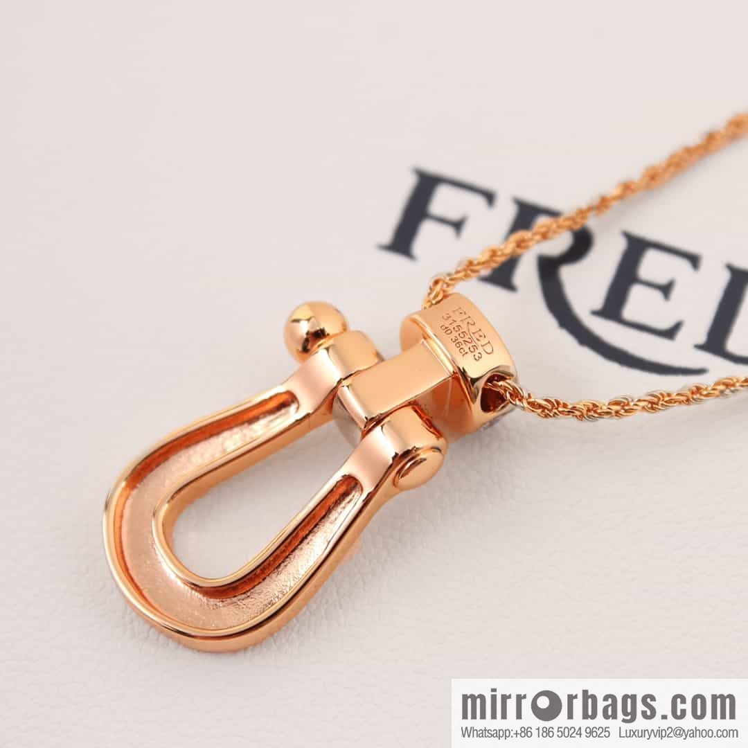 Fred horseshoe necklace