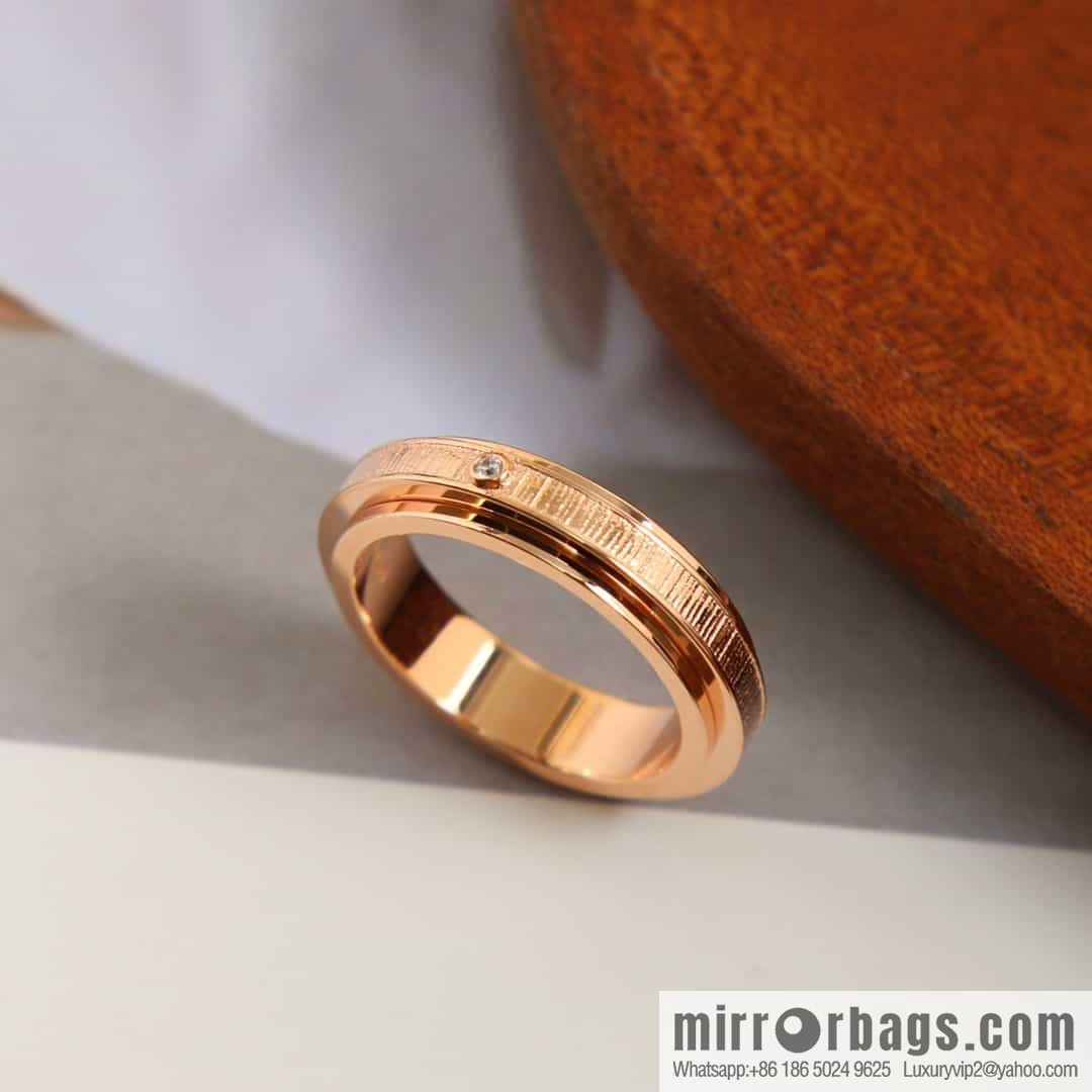 Piaget series palace totem ring