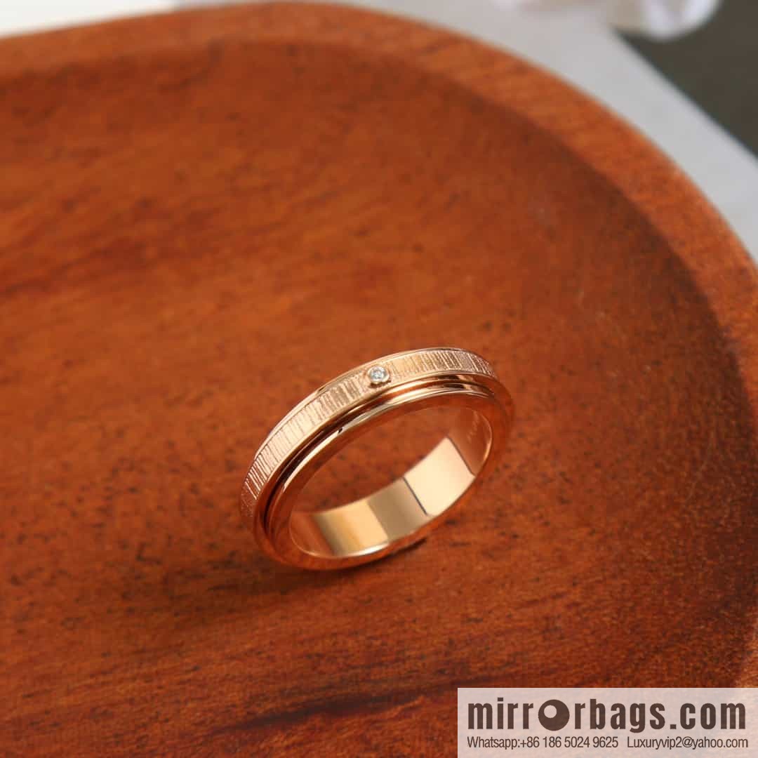 Piaget series palace totem ring