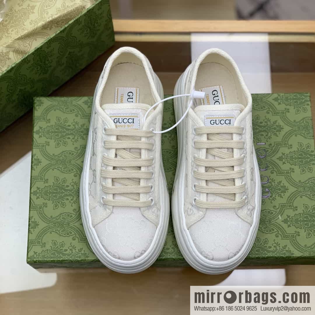 Gucci Gucci uses beige classic GG canvas to make women's sports and leisure platform shoes