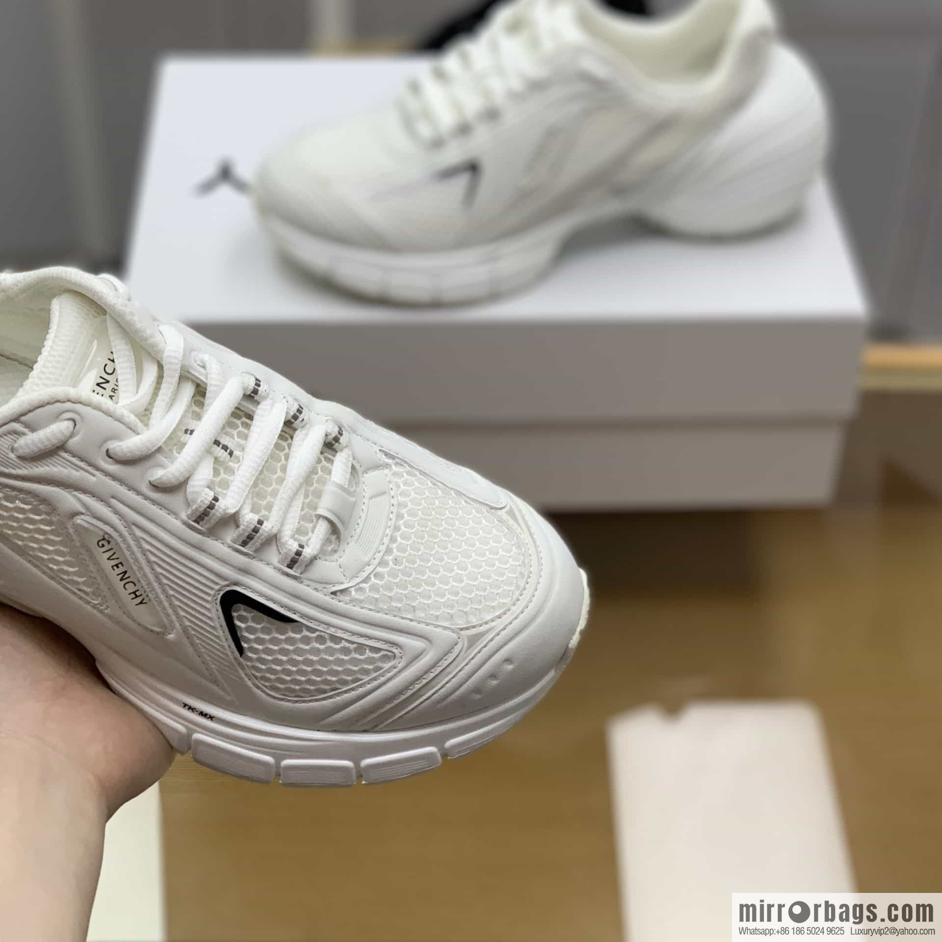 GIVENCHY GIVENCHY Men's lace-up sneakers made of technologically knitted fabrics, synthetic leather and rubber