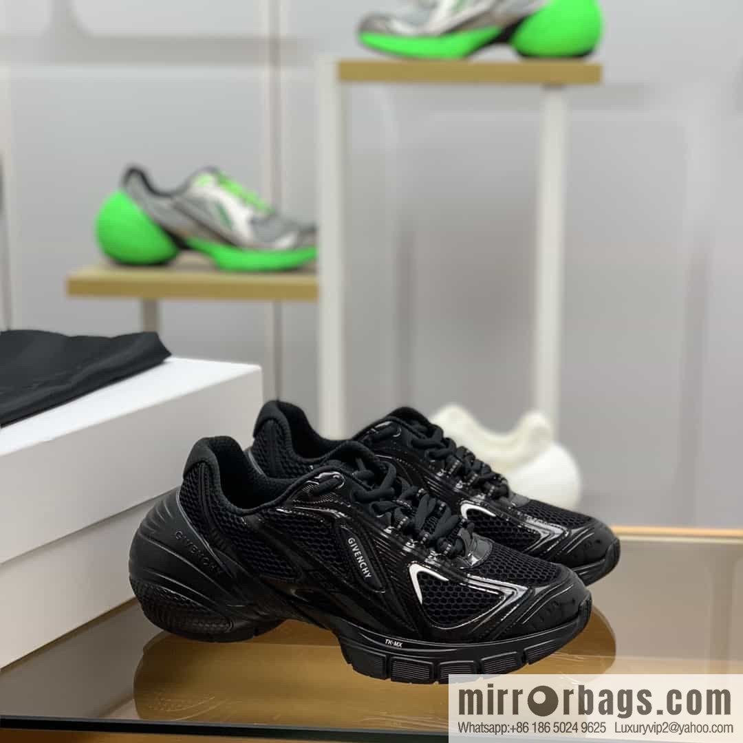 GIVENCHY GIVENCHY Men's lace-up sneakers made of technologically knitted fabrics, synthetic leather and rubber