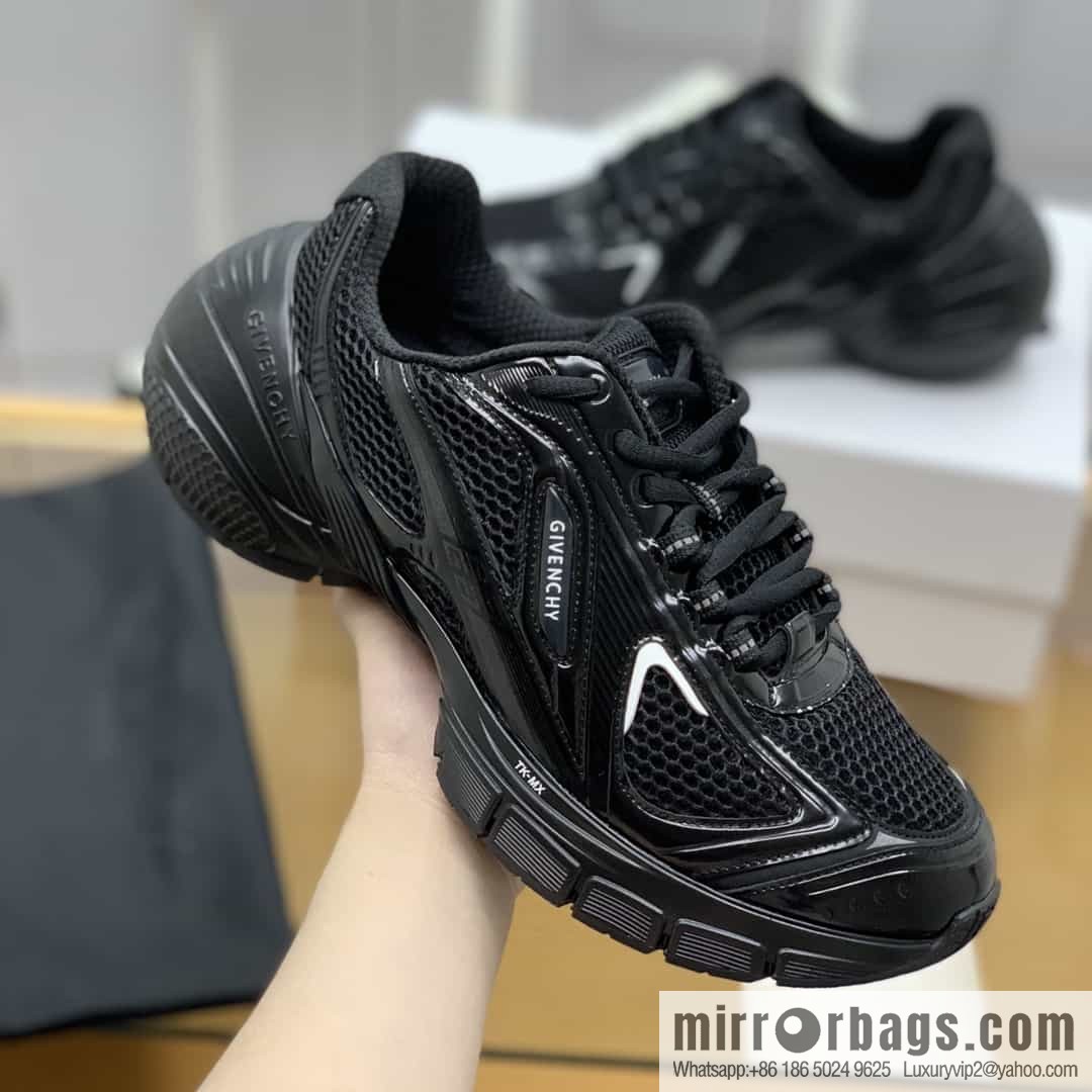 GIVENCHY GIVENCHY Men's lace-up sneakers made of technologically knitted fabrics, synthetic leather and rubber