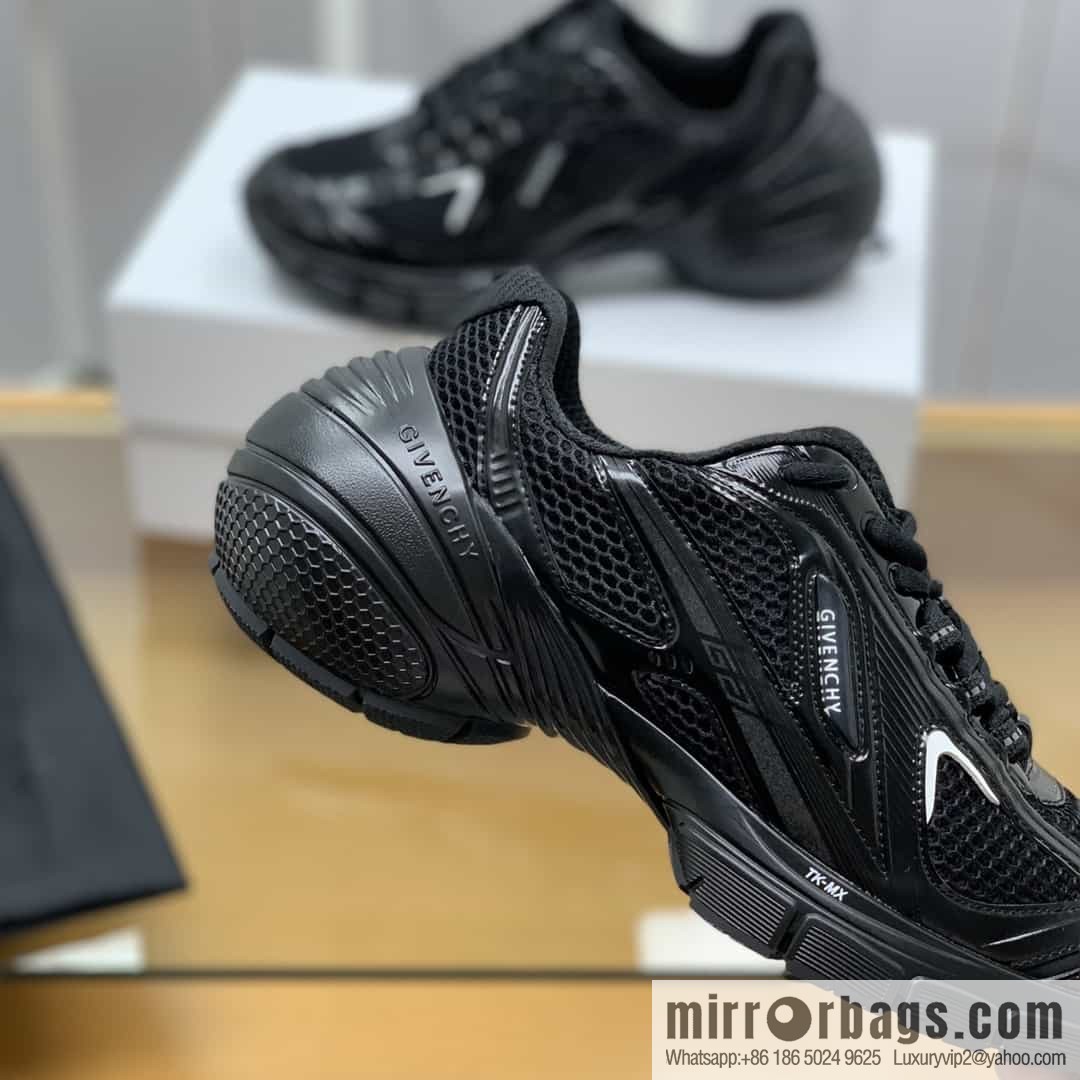 GIVENCHY GIVENCHY Men's lace-up sneakers made of technologically knitted fabrics, synthetic leather and rubber