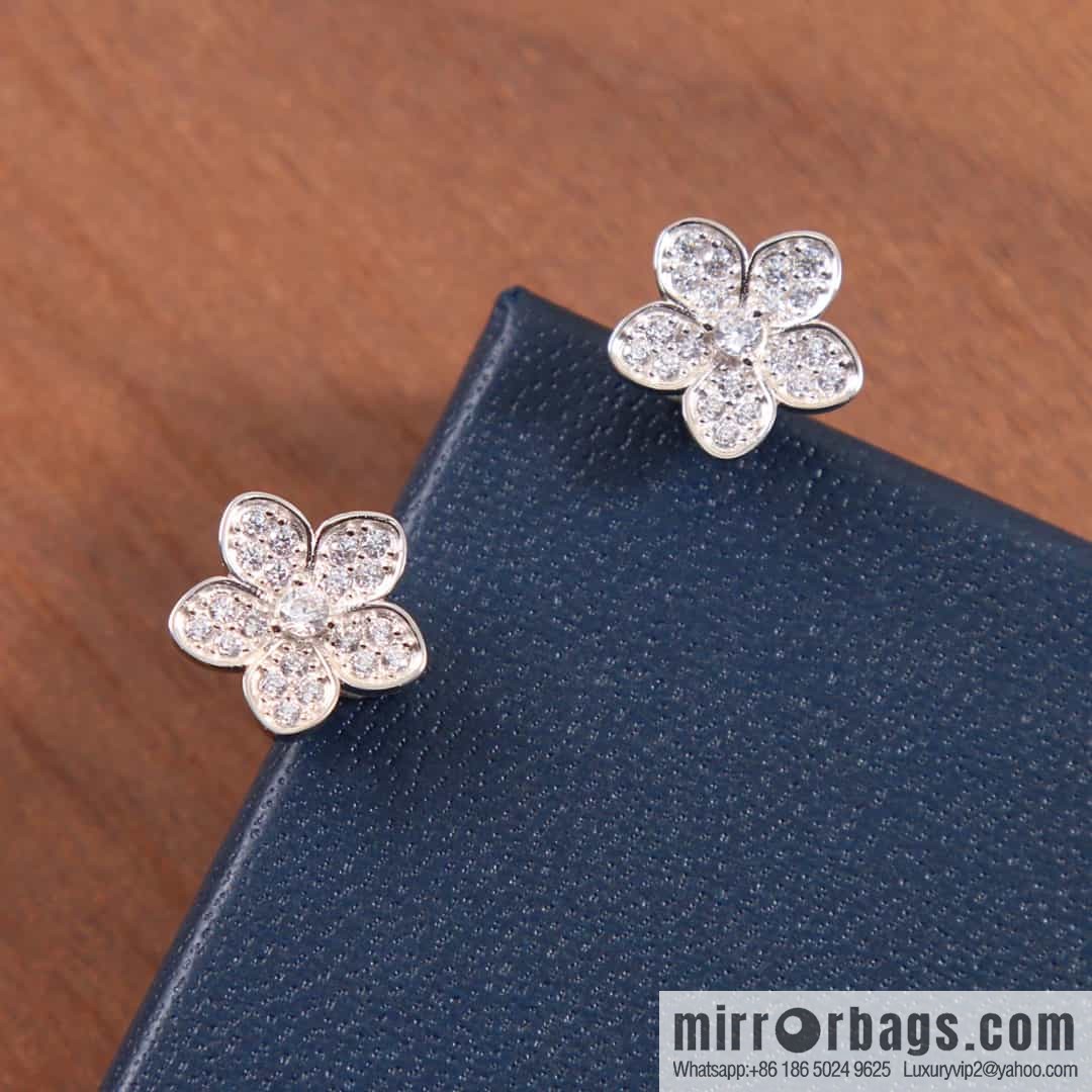 GRAFF Graff wild Flower set with diamond flower stud earrings