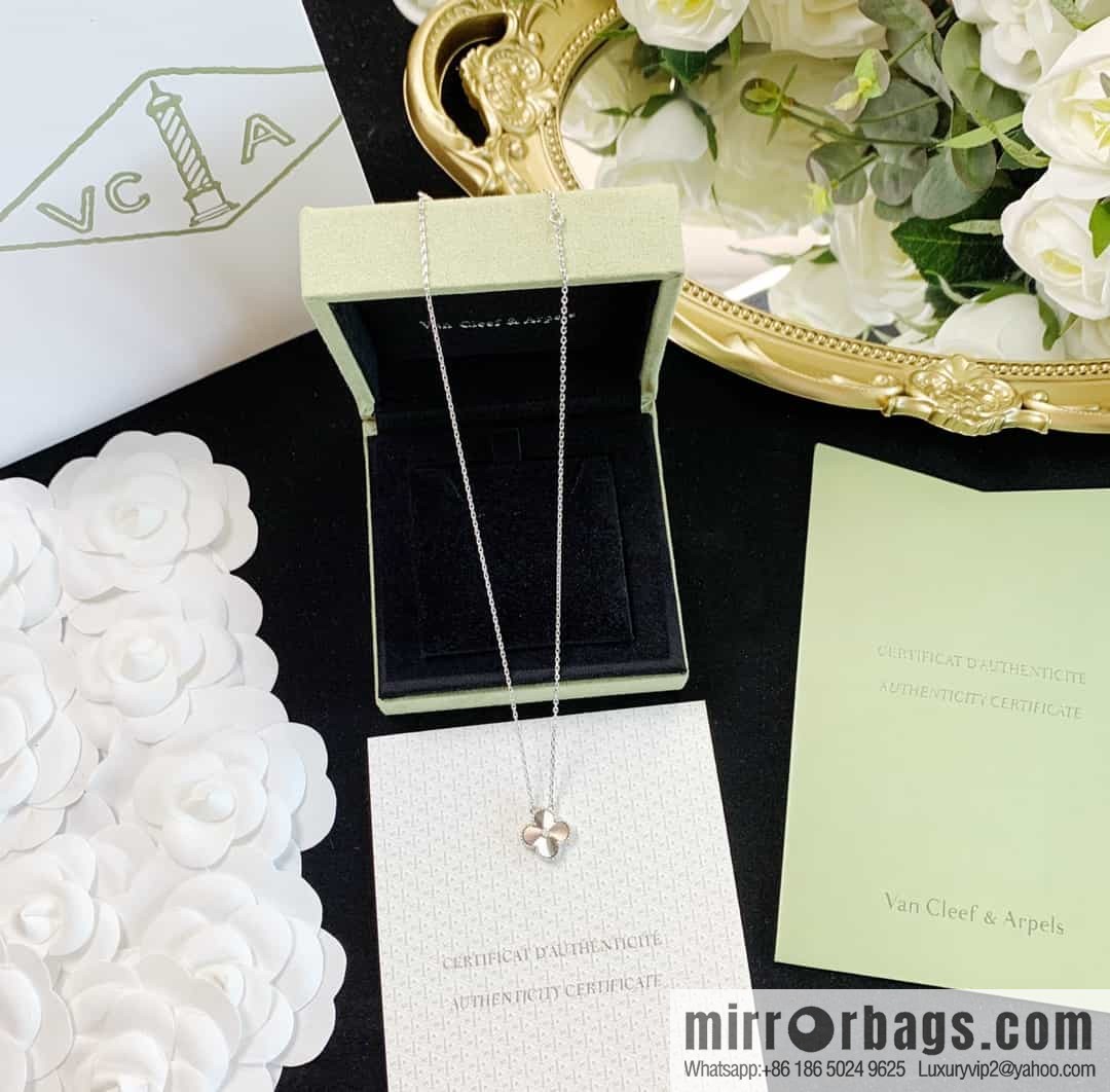 Van Cleef & Arpels Christmas Limited Clover Necklace