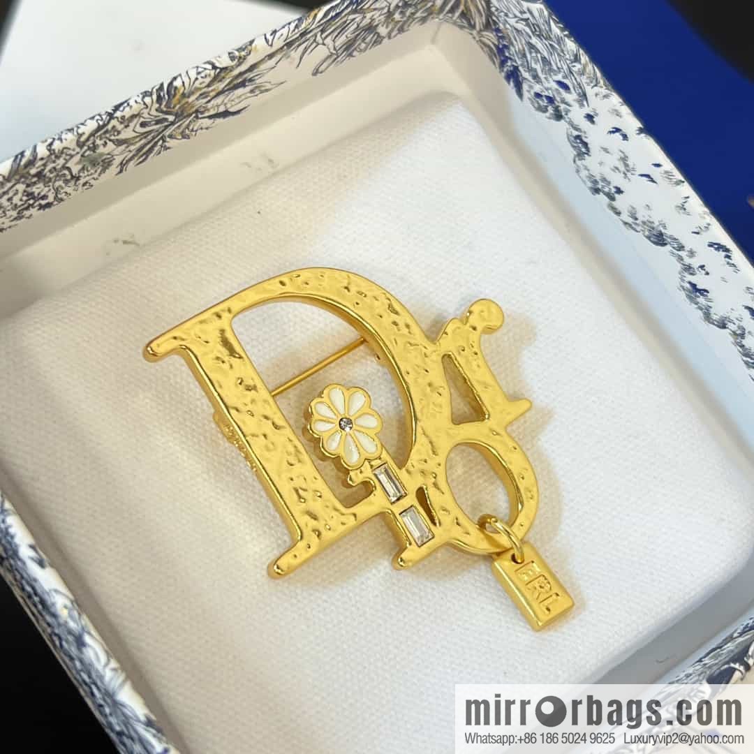 New ☑️ DIOR letter flower brooch