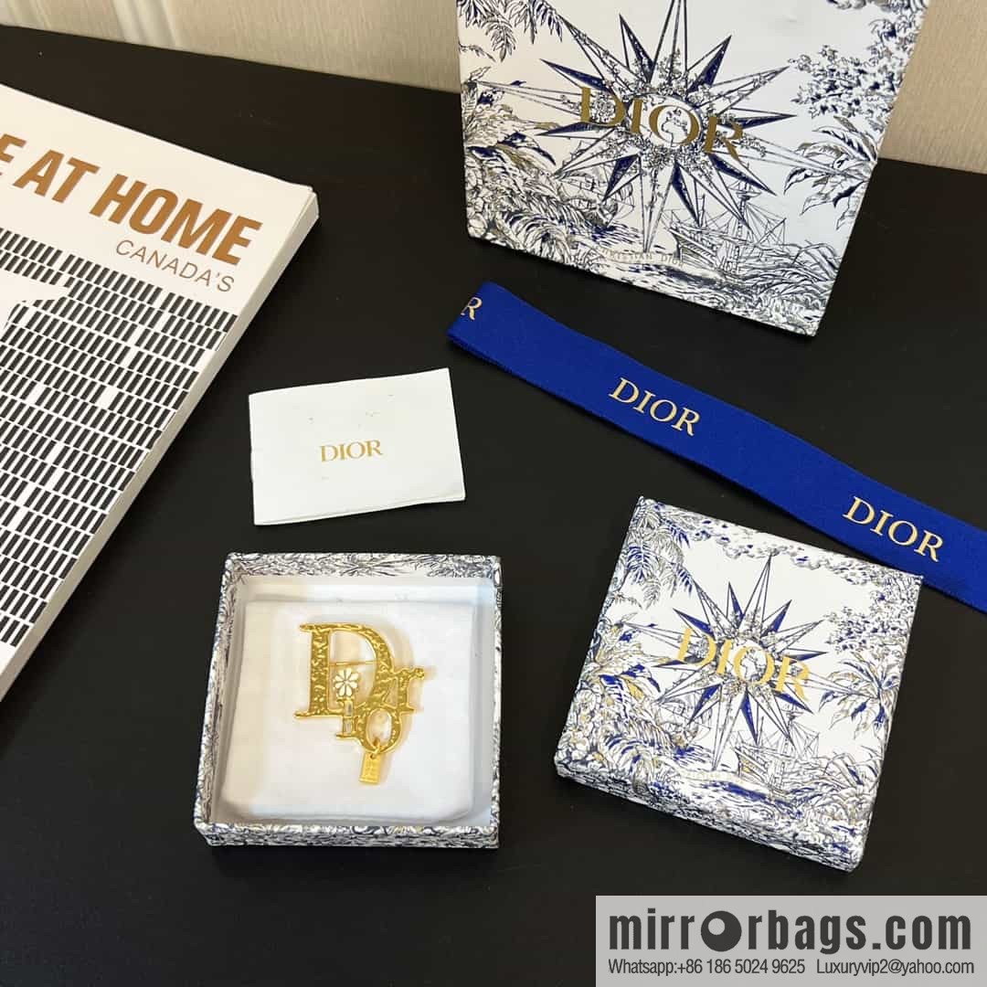 New ☑️ DIOR letter flower brooch