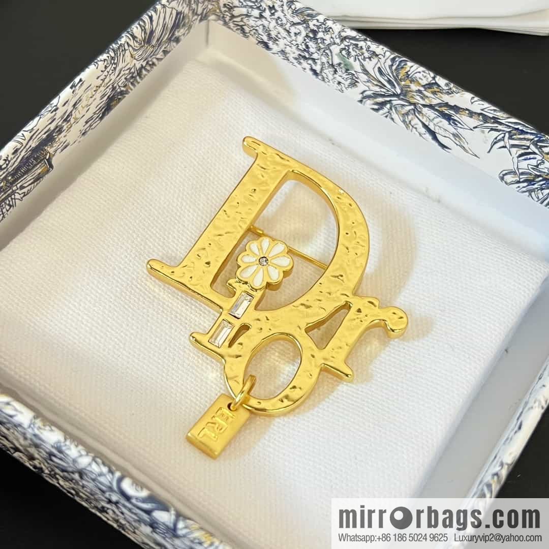 New ☑️ DIOR letter flower brooch