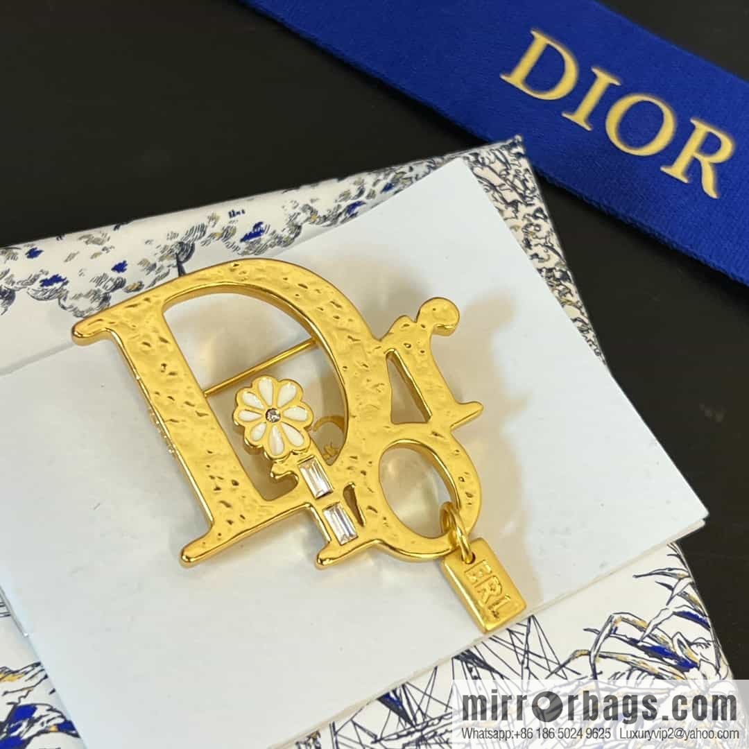 New ☑️ DIOR letter flower brooch