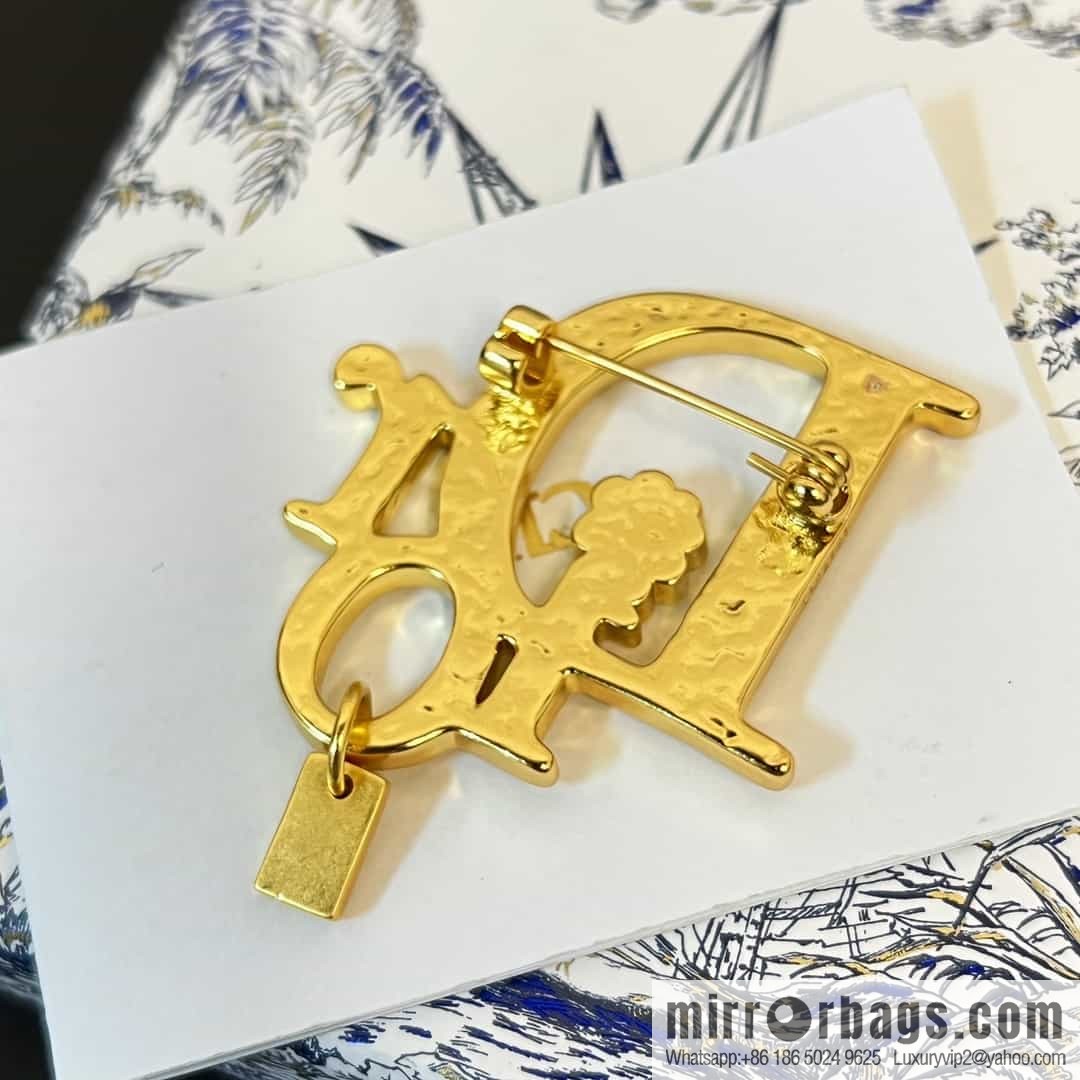 New ☑️ DIOR letter flower brooch