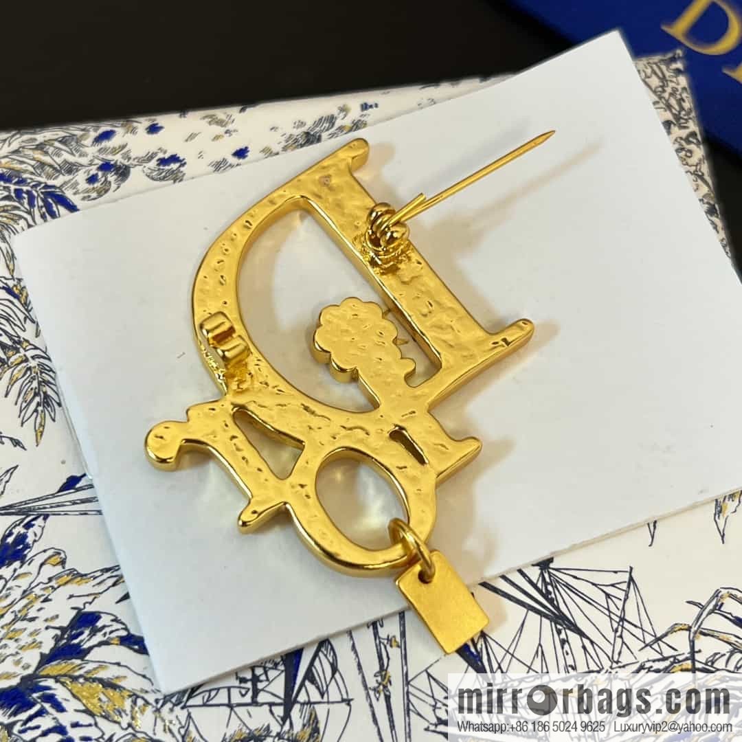 New ☑️ DIOR letter flower brooch