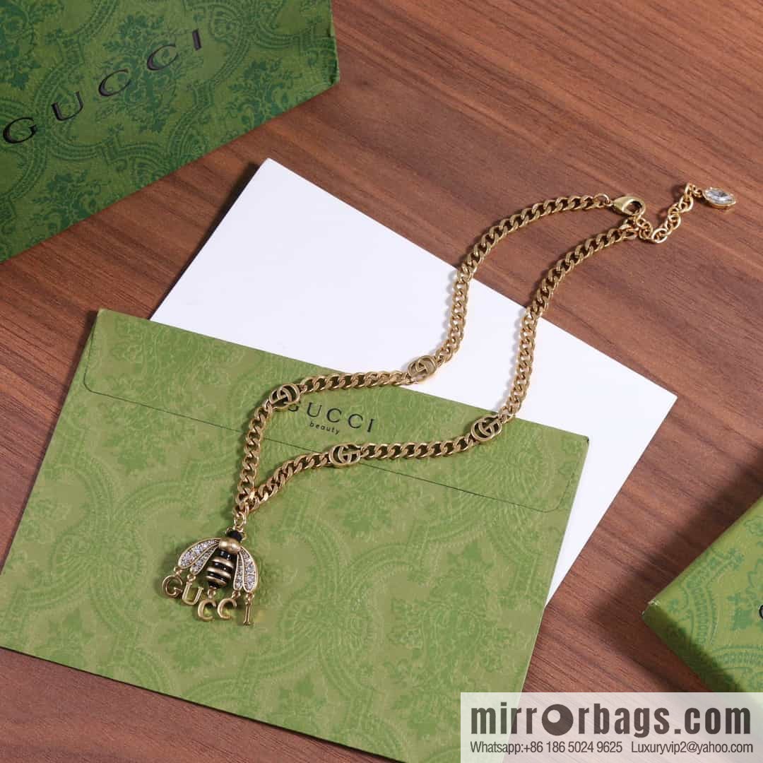 New Gucci Gucci bee fringed letter necklace