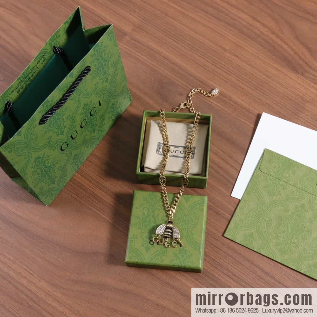 New Gucci Gucci bee fringed letter necklace