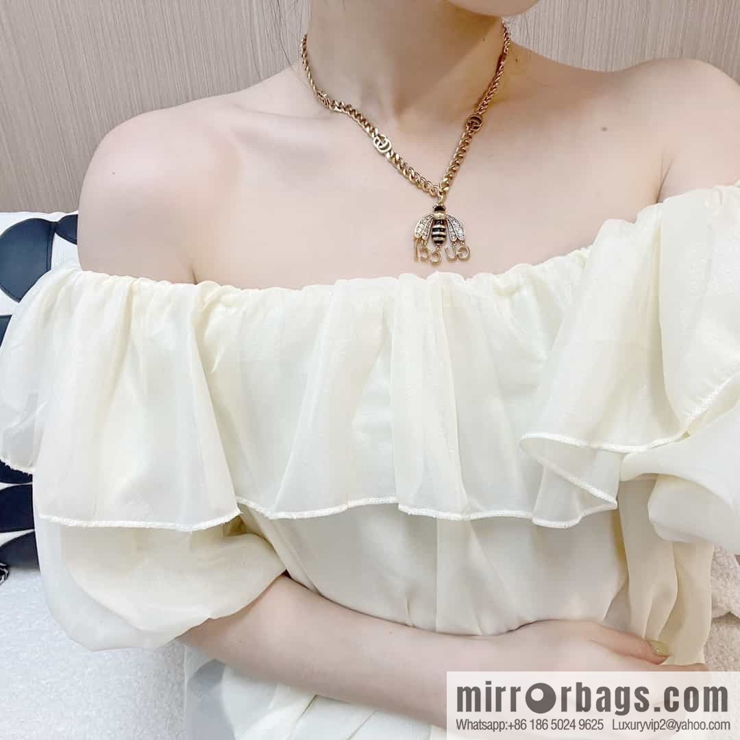 New Gucci Gucci bee fringed letter necklace