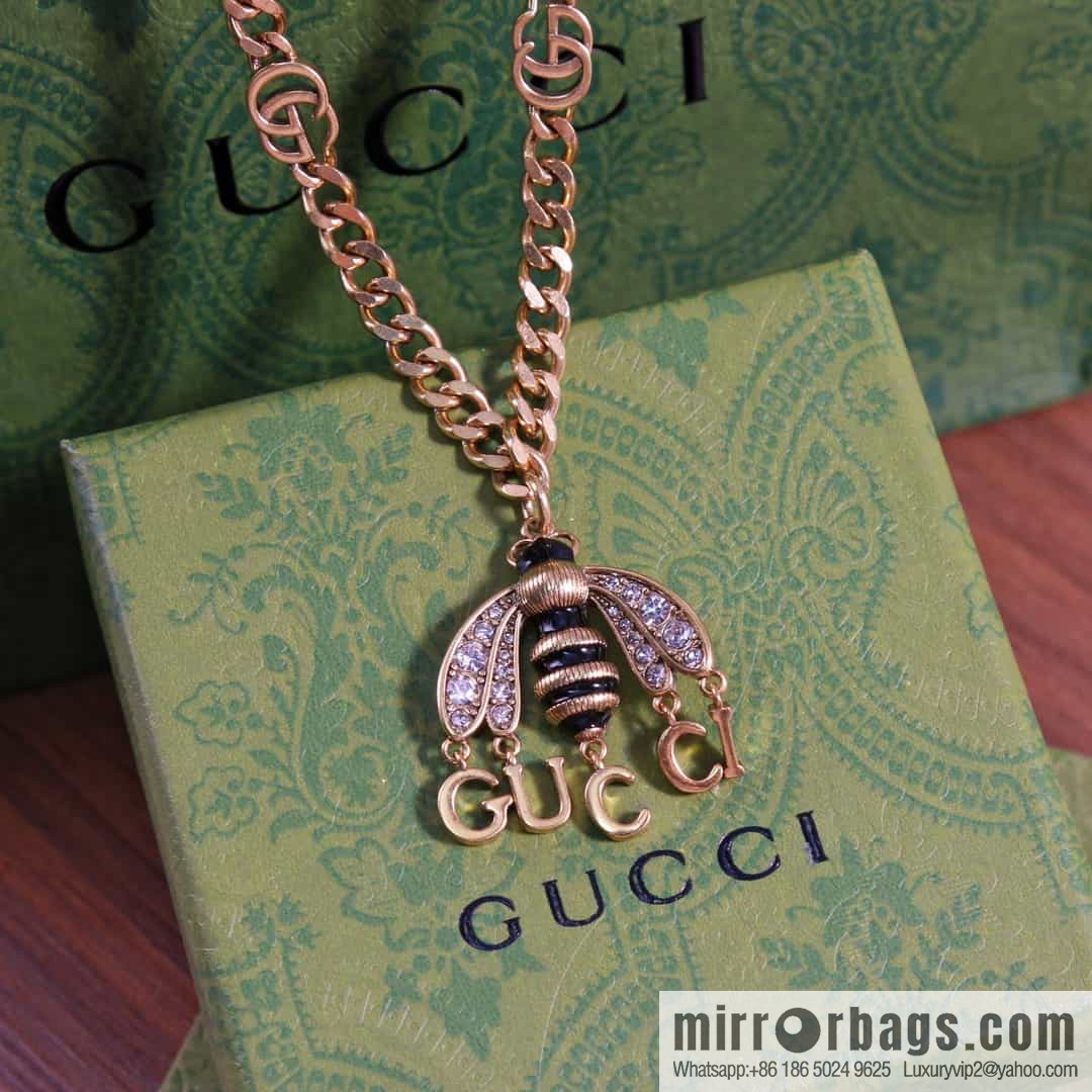 New Gucci Gucci bee fringed letter necklace