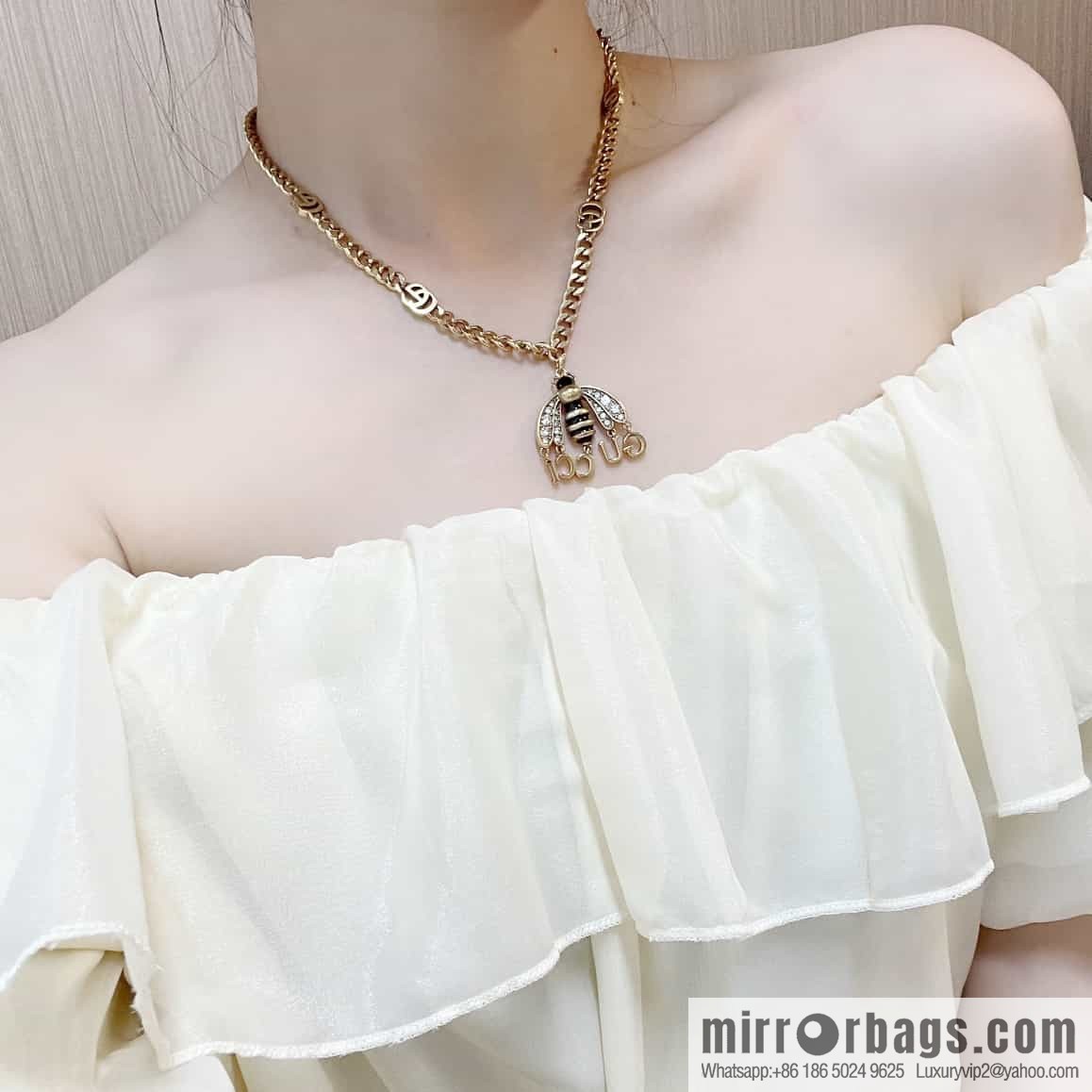New Gucci Gucci bee fringed letter necklace