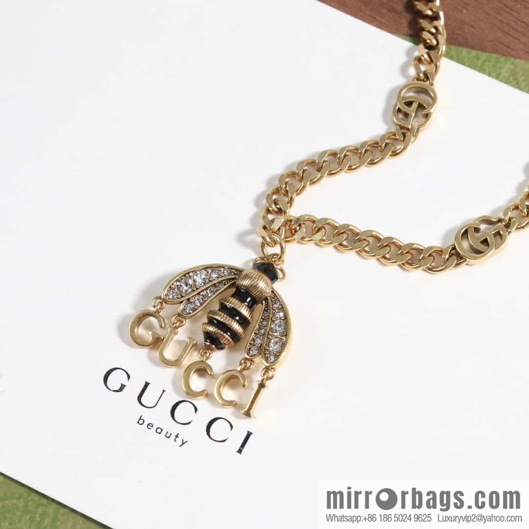 New Gucci Gucci bee fringed letter necklace