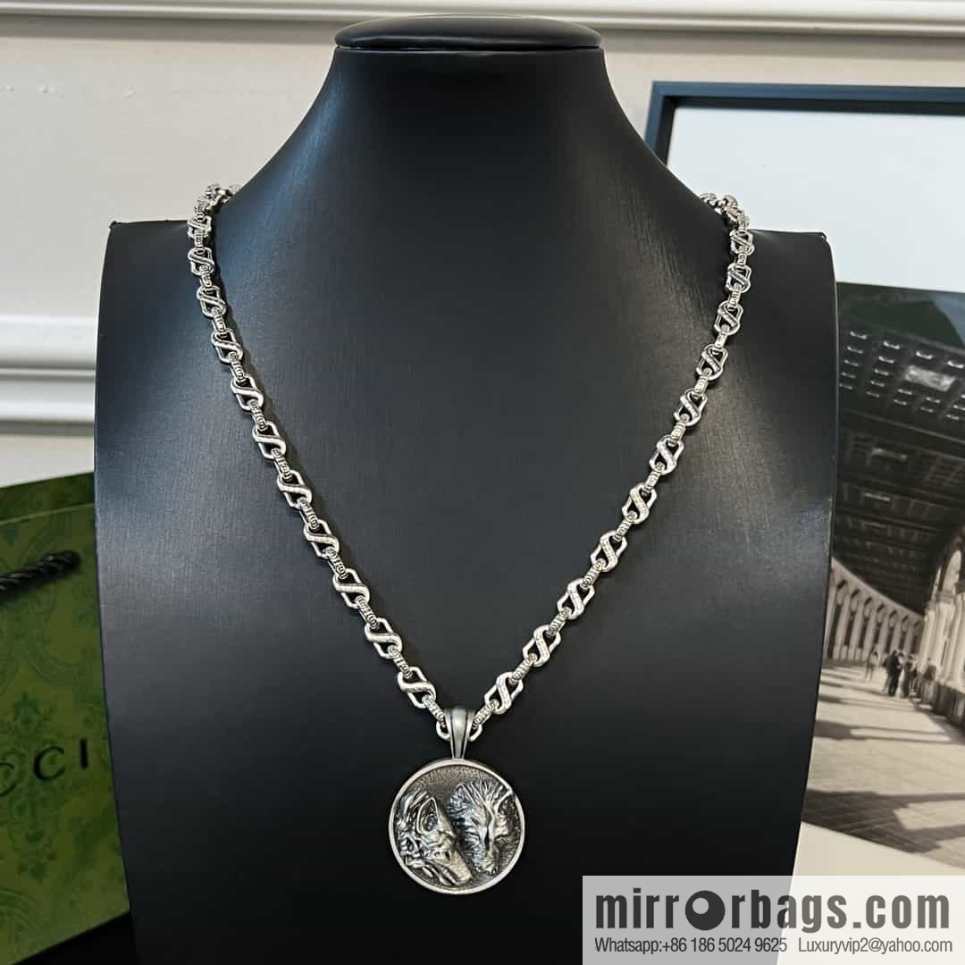 New Gucci Gucci double wolf head round necklace