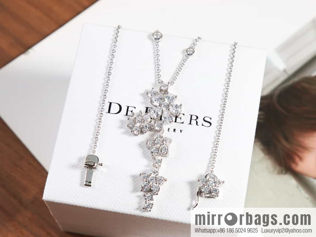 New ☑️ De Beers, flower necklace