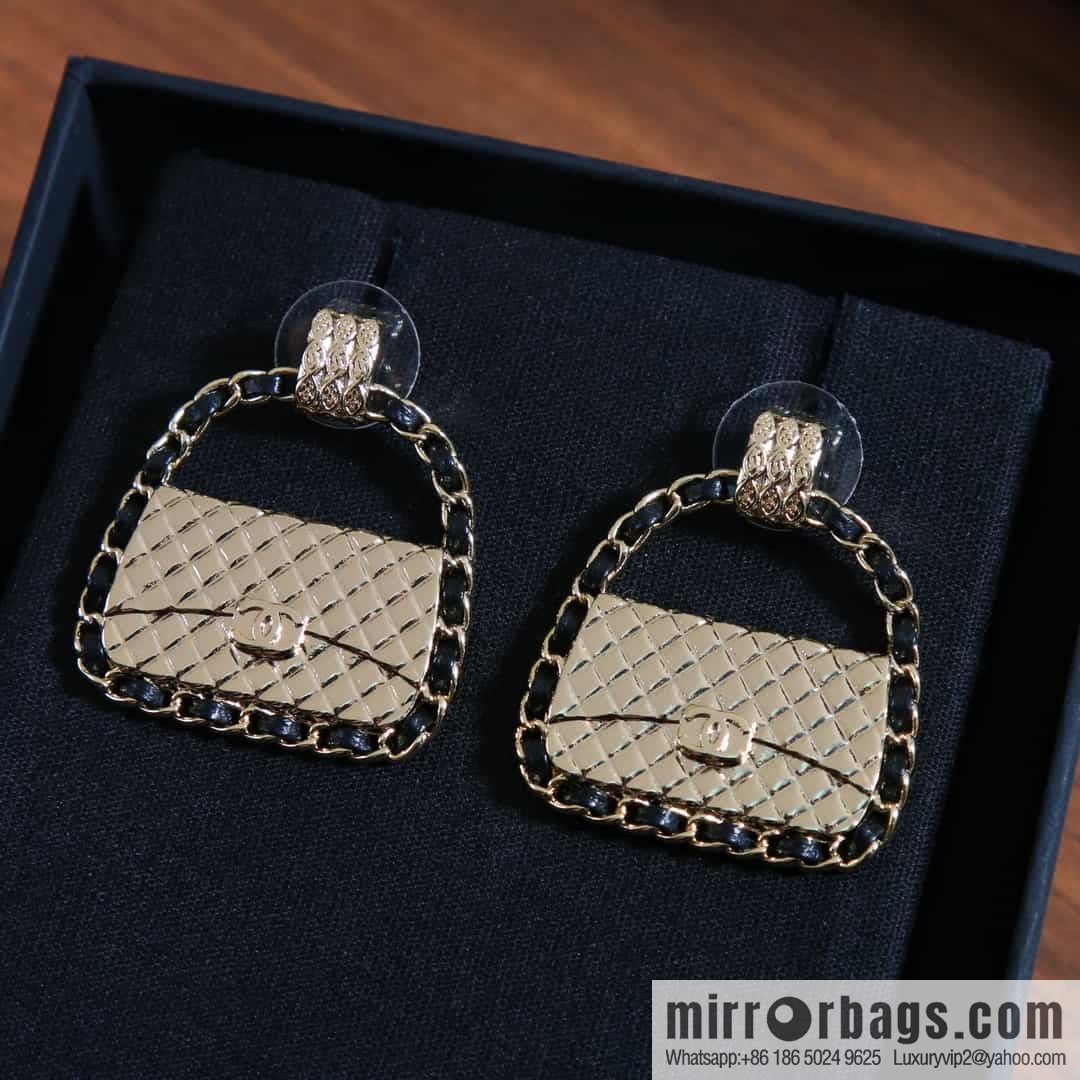 New ☑️ CHANEL CHANEL c1 black leather rope gold bag 👜 stud earrings