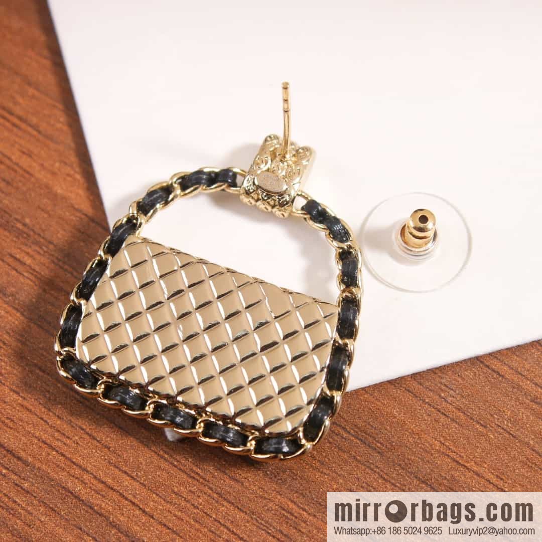 New ☑️ CHANEL CHANEL c1 black leather rope gold bag 👜 stud earrings