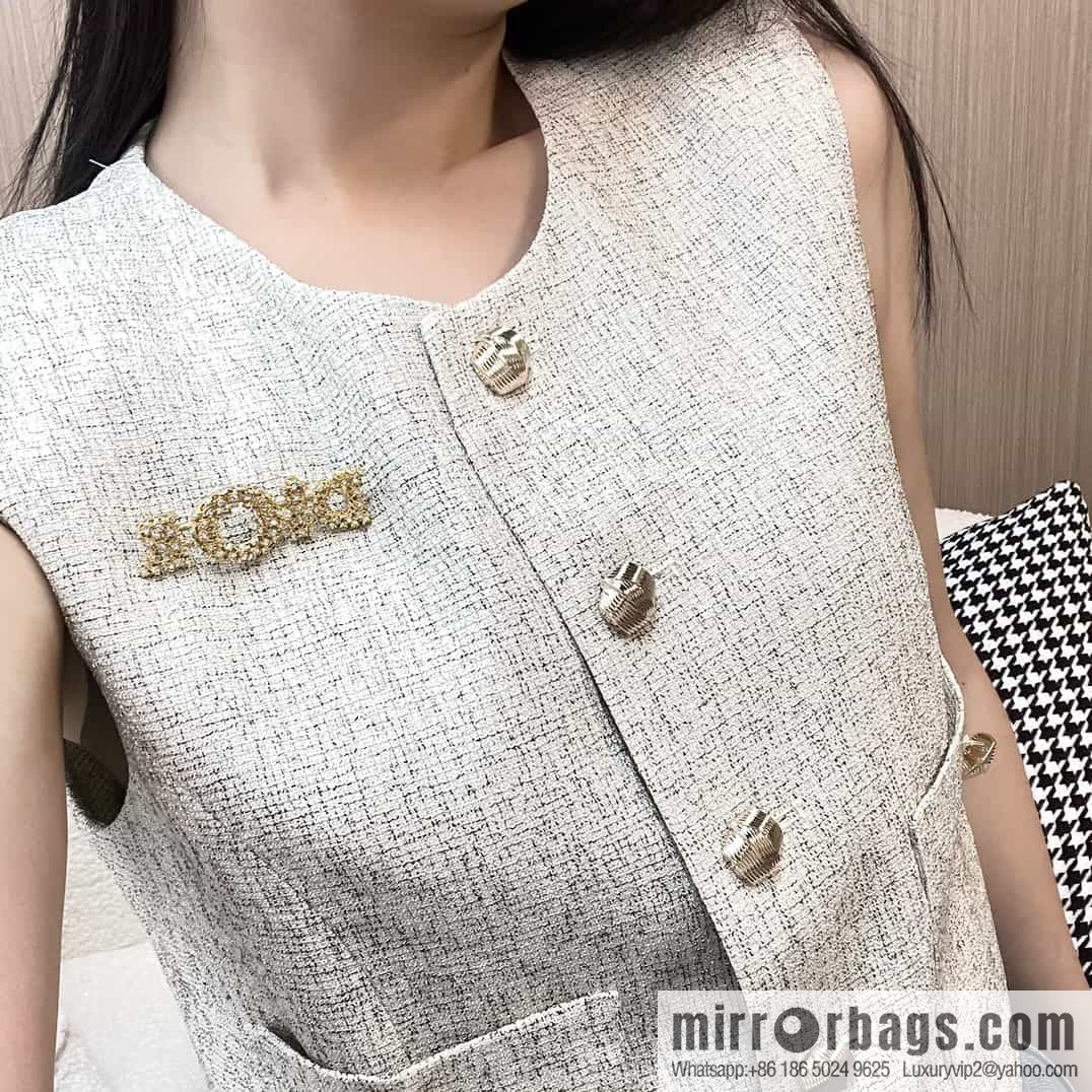 New ☑️ Dior hollowed out full diamond letter brooch