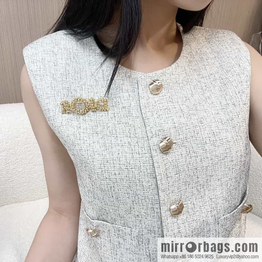 New ☑️ Dior hollowed out full diamond letter brooch